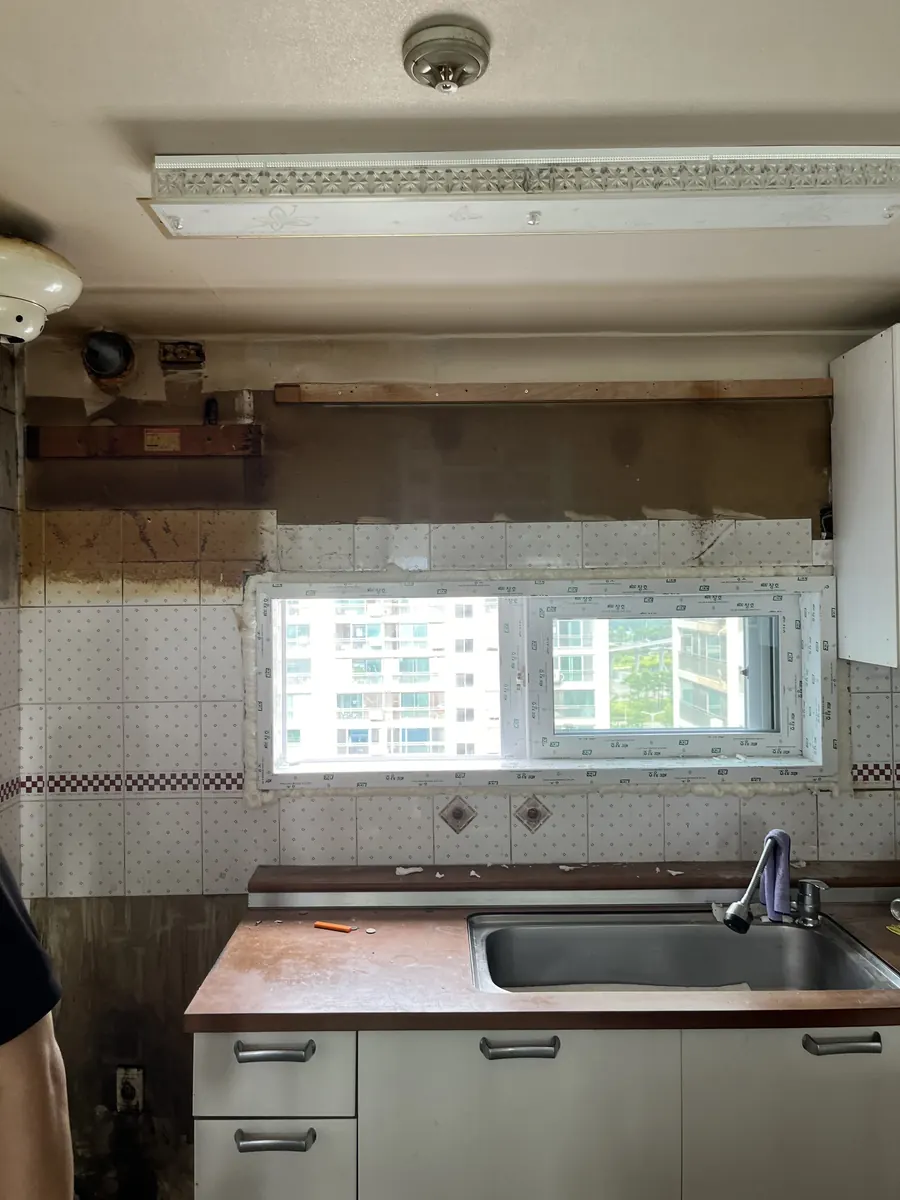 상부장 철거 전 뒤틀린 문짝 사진