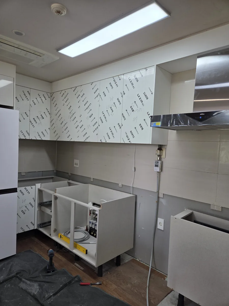 새 몸체 설치가 진행 중인 주방 사진